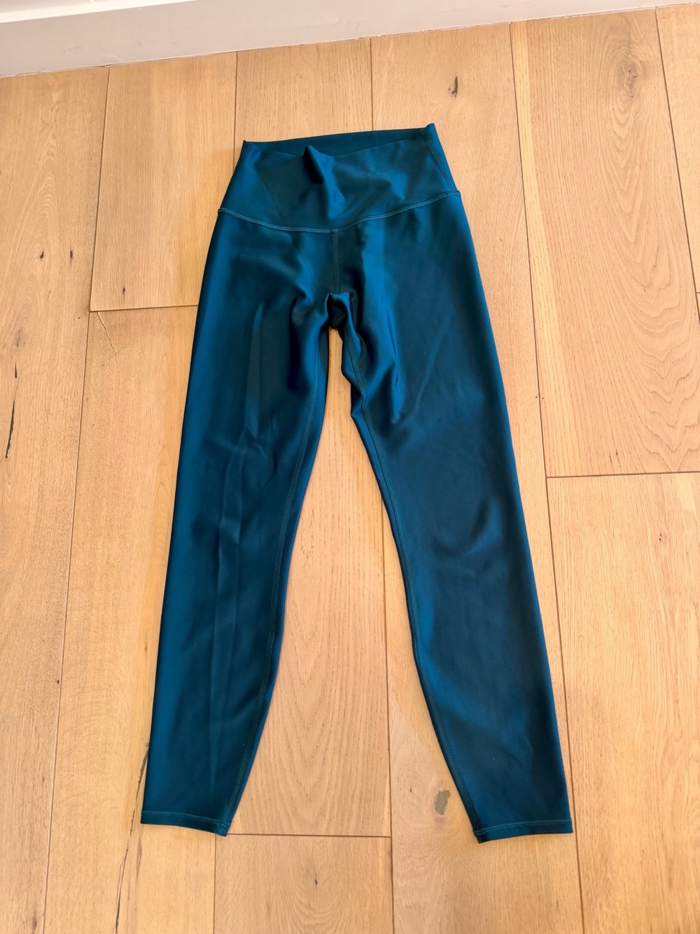 Alo Airlift 3/4 Performance Leggings - Picture 2 of 3